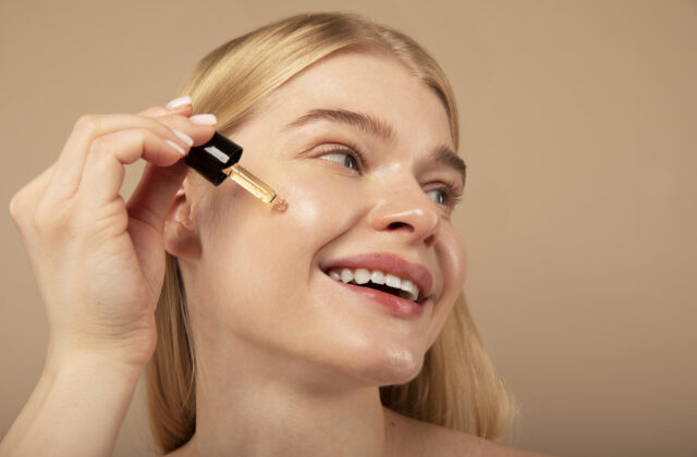 women applying jojoba oil for whitening